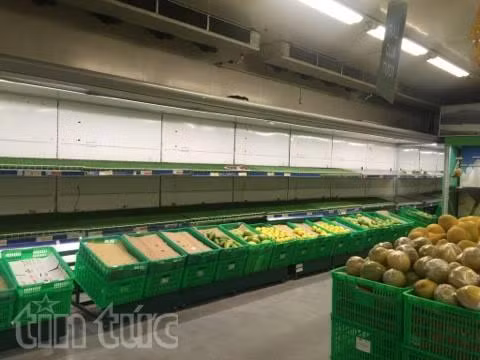 Sau Tết, rau chợ rẻ bất ngờ, siêu thị khan hàng ảnh 3