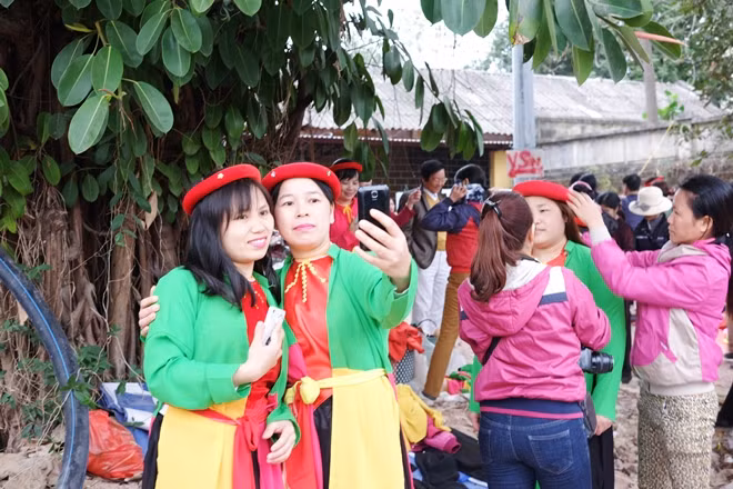 Đến Hội Lim, ngắm liền anh, liền chị náo nức... “seo phi” ảnh 3