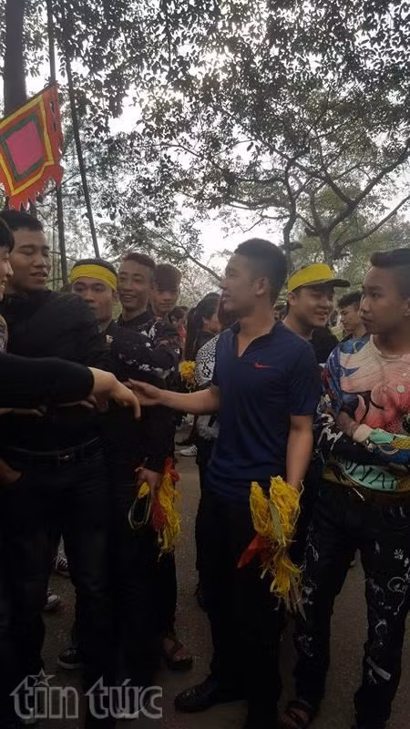 Kiệu hoa tre đền Sóc ‘biến mất’ sau chưa đầy 20 giây, tả tơi hoa lá rơi lại ảnh 5