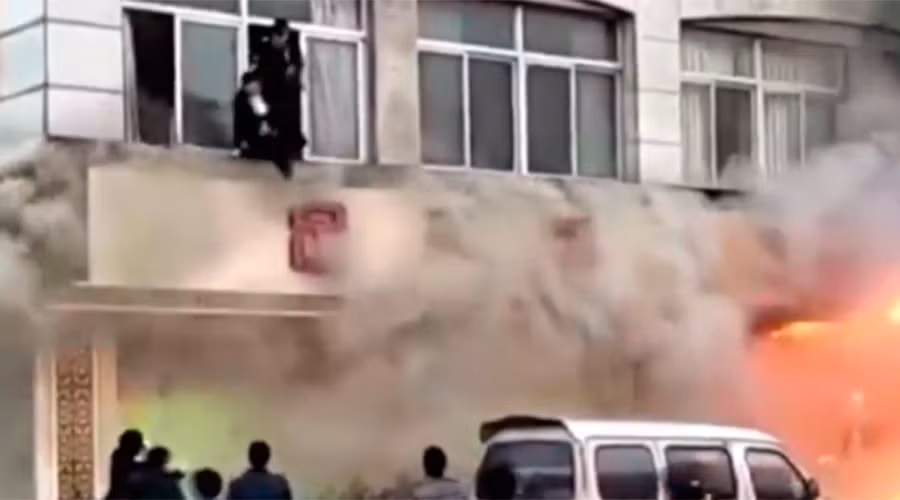Lửa bao trùm tiệm mát xa khiến 18 người chết, nhiều người nhảy khỏi cửa sổ ảnh 1