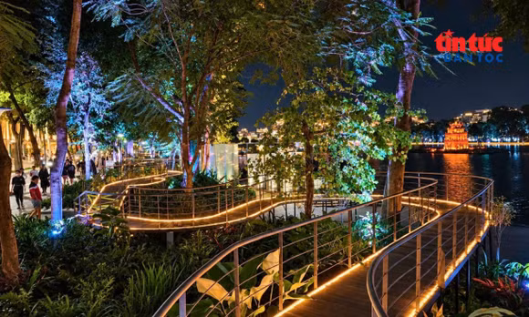 Người dân Thủ đô nô nức check-in 'Dải lụa ký ức' bên hồ Hoàn Kiếm 