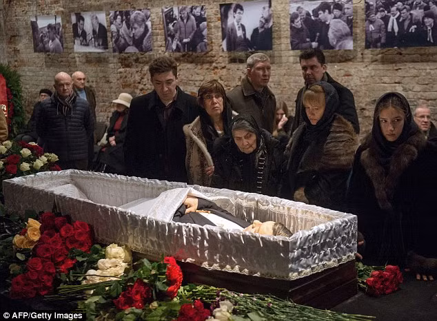 Hàng nghìn người vào viếng ông Nemtsov ảnh 7