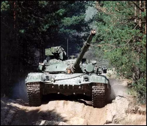 Ukraine bàn giao lô xe tăng mới cho quân đội ảnh 1