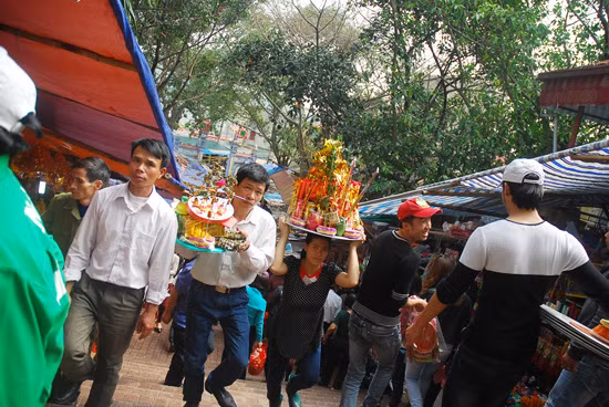 Chen chân xin lộc đền Bà Chúa Kho ảnh 4