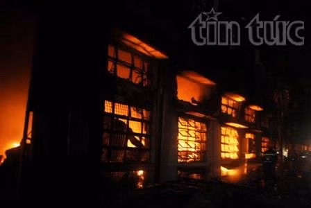 Trắng đêm dập lửa tại Công ty Giày Samho ảnh 2