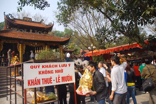 Chen chân xin lộc đền Bà Chúa Kho ảnh 11