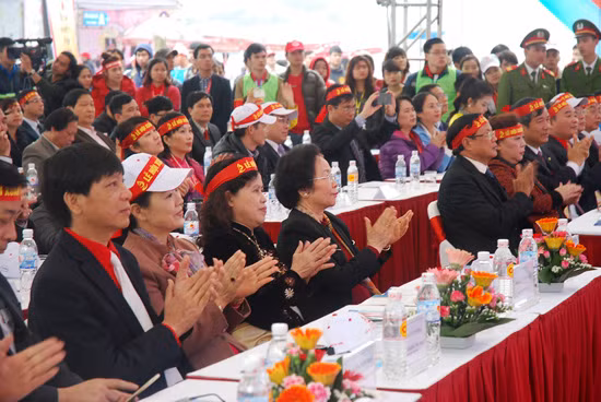 Hàng ngàn trái tim hưởng ứng Lễ hội Xuân Hồng 2015 ảnh 1