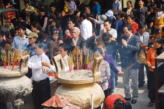 Chen chân xin lộc đền Bà Chúa Kho ảnh 3