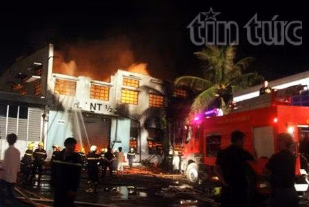 Trắng đêm dập lửa tại Công ty Giày Samho ảnh 5
