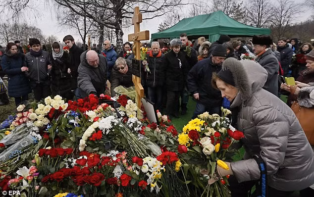 Hàng nghìn người vào viếng ông Nemtsov ảnh 5