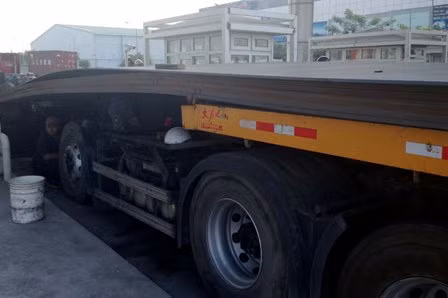Hàng chục tấn thép ủi bay đầu xe container ảnh 2