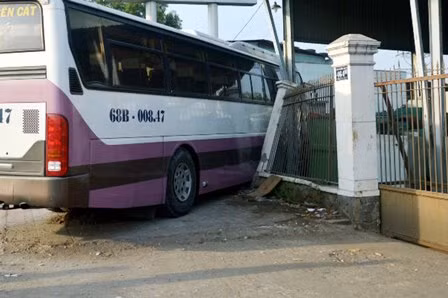 Xe khách mất lái, tông sập tường rào ảnh 1