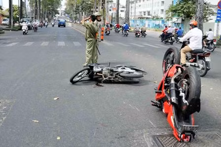 Mô tô phân khối lớn lật ngược sau va chạm ảnh 1