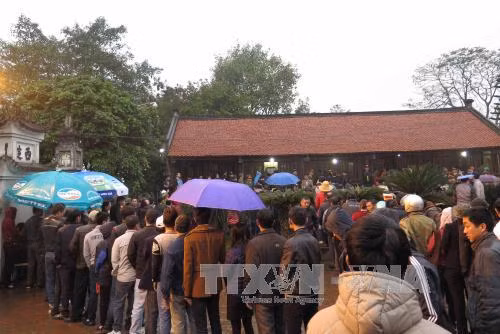 Không còn chen lấn kinh hoàng trong phát ấn đền Trần ảnh 3