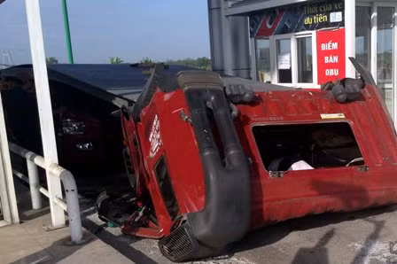 Hàng chục tấn thép ủi bay đầu xe container ảnh 1
