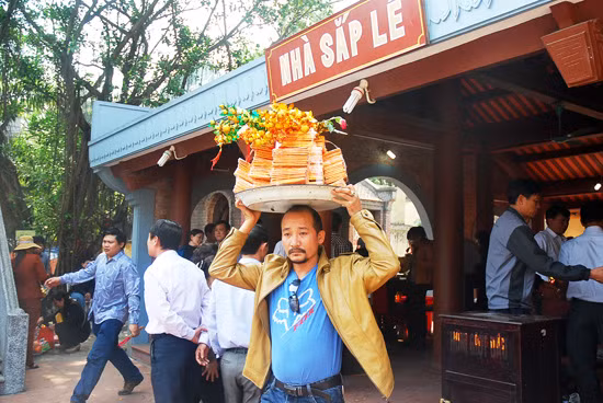 Chen chân xin lộc đền Bà Chúa Kho ảnh 5