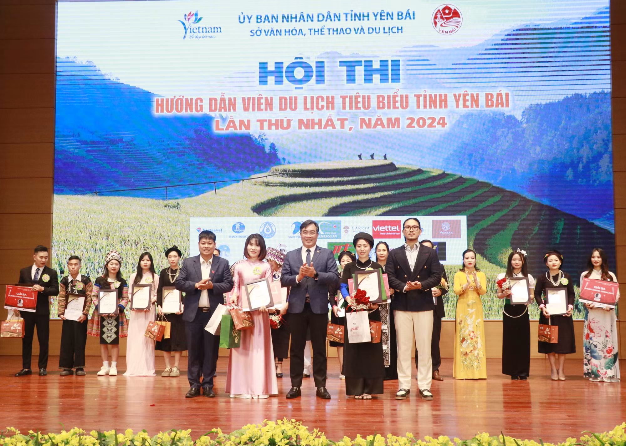 potal-yen-bai-lan-dau-tien-to-chuc-hoi-thi-huong-dan-vien-du-lich-tieu-bieu-7781128.jpg