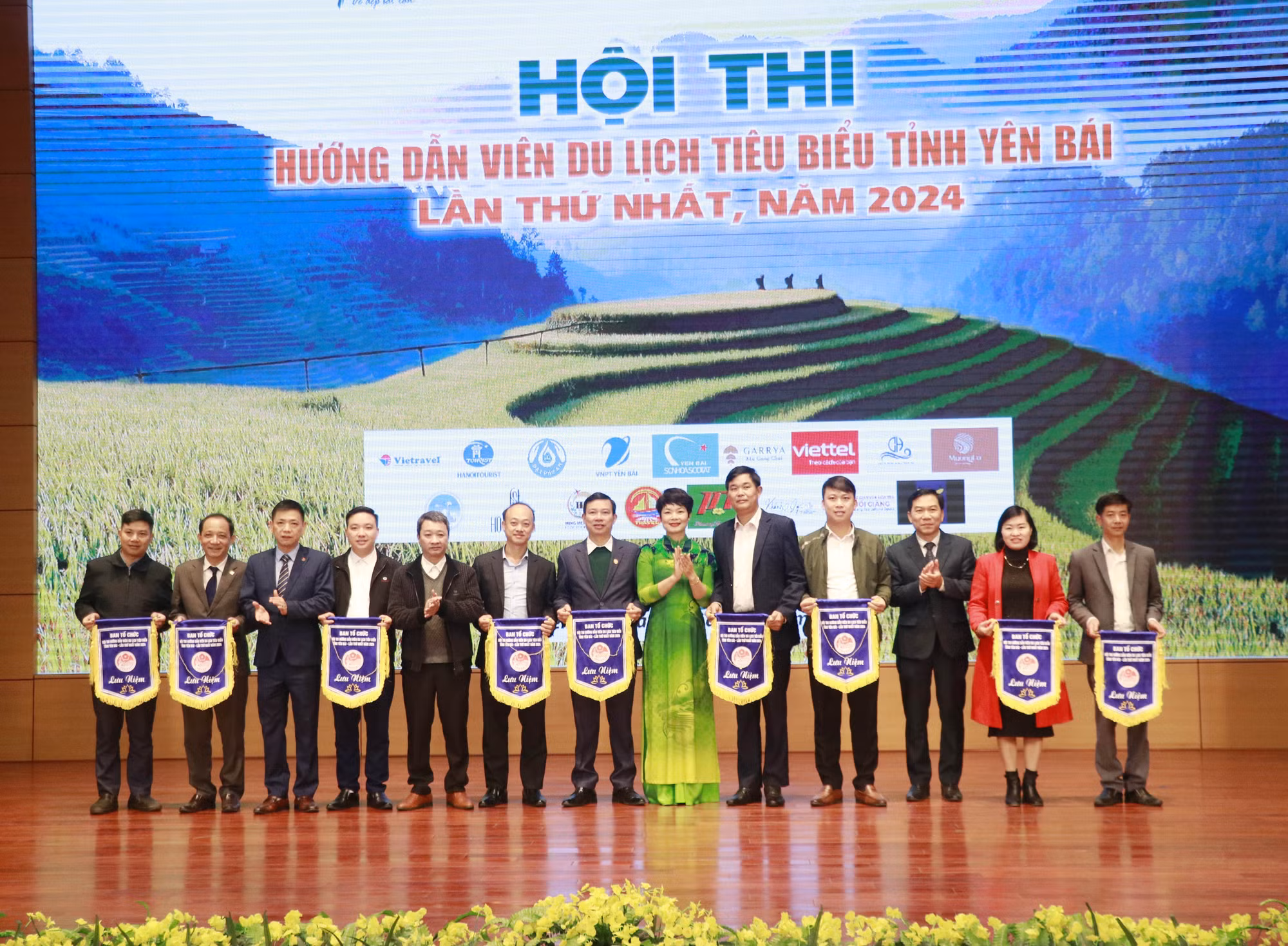 potal-yen-bai-lan-dau-tien-to-chuc-hoi-thi-huong-dan-vien-du-lich-tieu-bieu-7781127.jpg