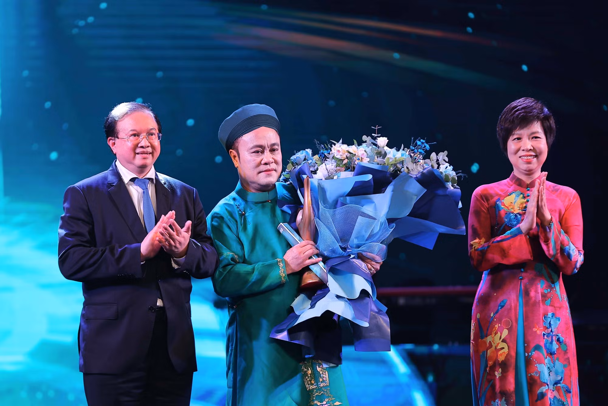 Thứ trưởng Bộ Văn hoá, Thể thao và Du lịch Tạ Quang Đông và Tổng Giám đốc TTXVN Vũ Việt Trang trao giải "Nghệ sĩ truyền cảm hứng" cho nghệ sĩ Chu Bảo Quế. Ảnh: Phạm Tuấn Anh - TTXVN
