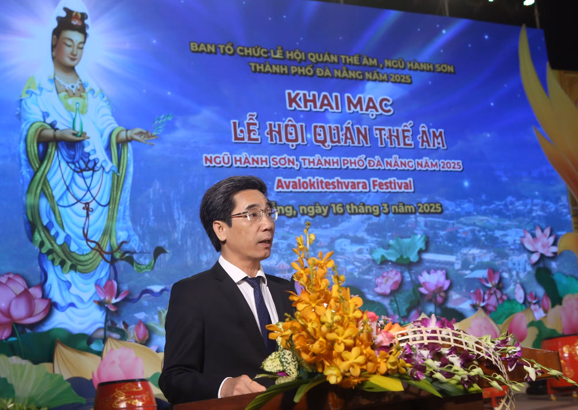 Phó Chủ tịch UBND thành phố Đà Nẵng Trần Chí Cường phát biểu khai mạc Lễ hội Quán Thế Âm Ngũ Hành Sơn năm 2025. Ảnh: Trần Lê Lâm - TTXVN