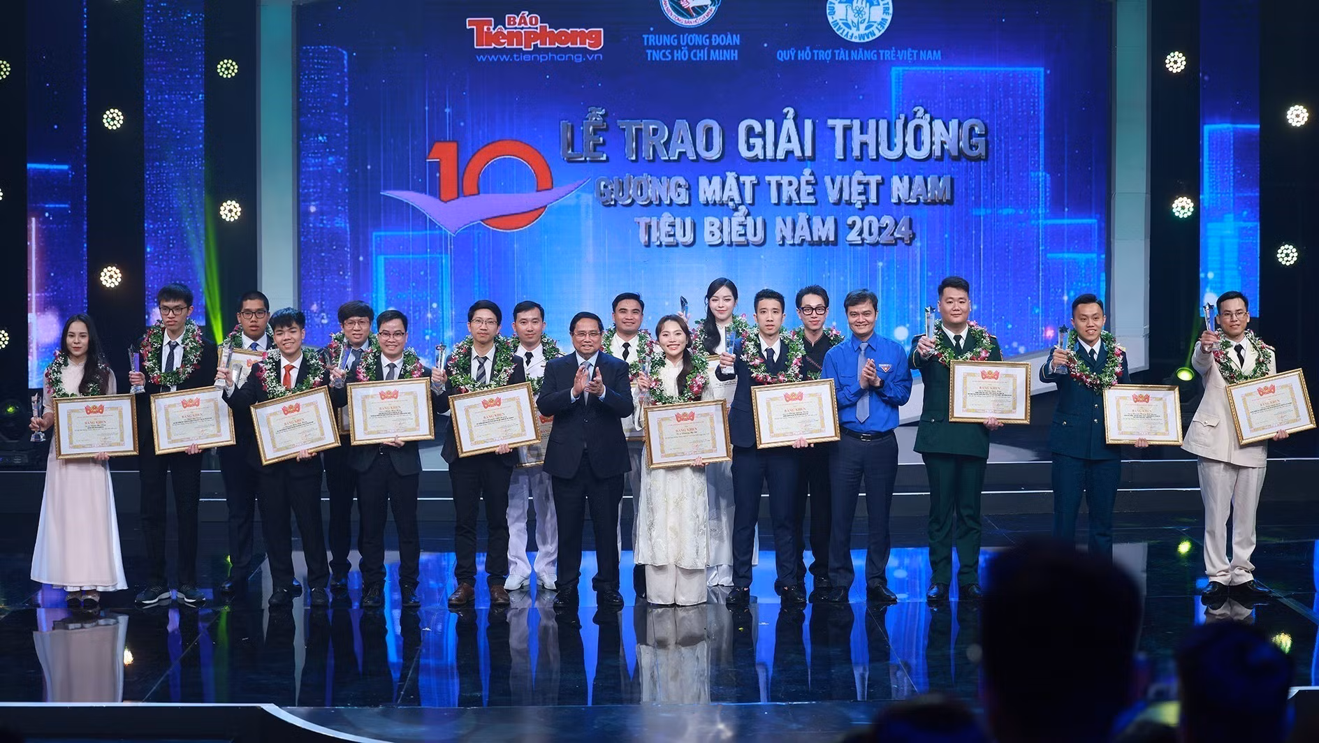 potal-thu-tuong-du-le-trao-giai-thuong-guong-mat-tre-viet-nam-tieu-bieu-nam-2024-7929435.jpg
