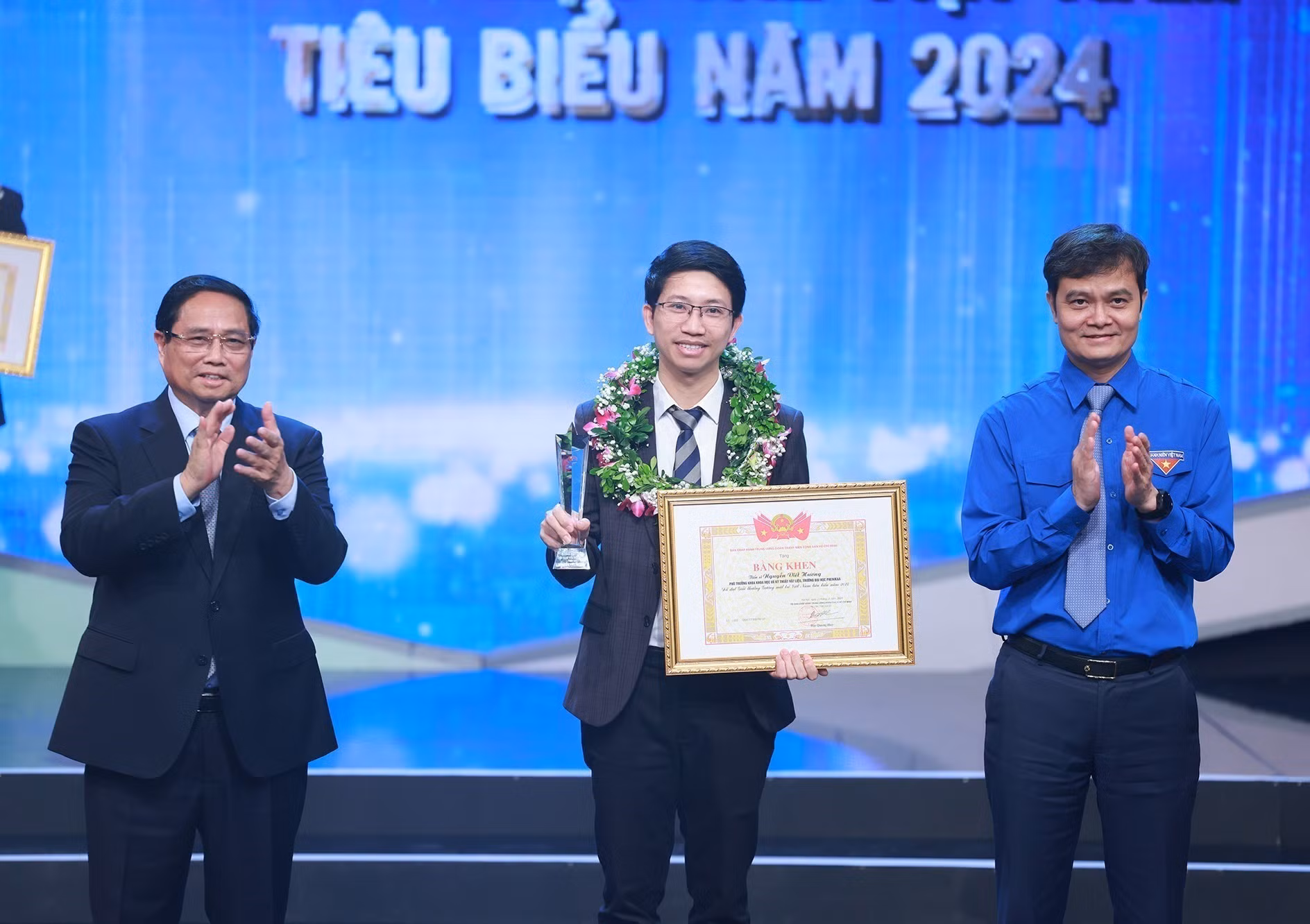 potal-thu-tuong-du-le-trao-giai-thuong-guong-mat-tre-viet-nam-tieu-bieu-nam-2024-7929412.jpg