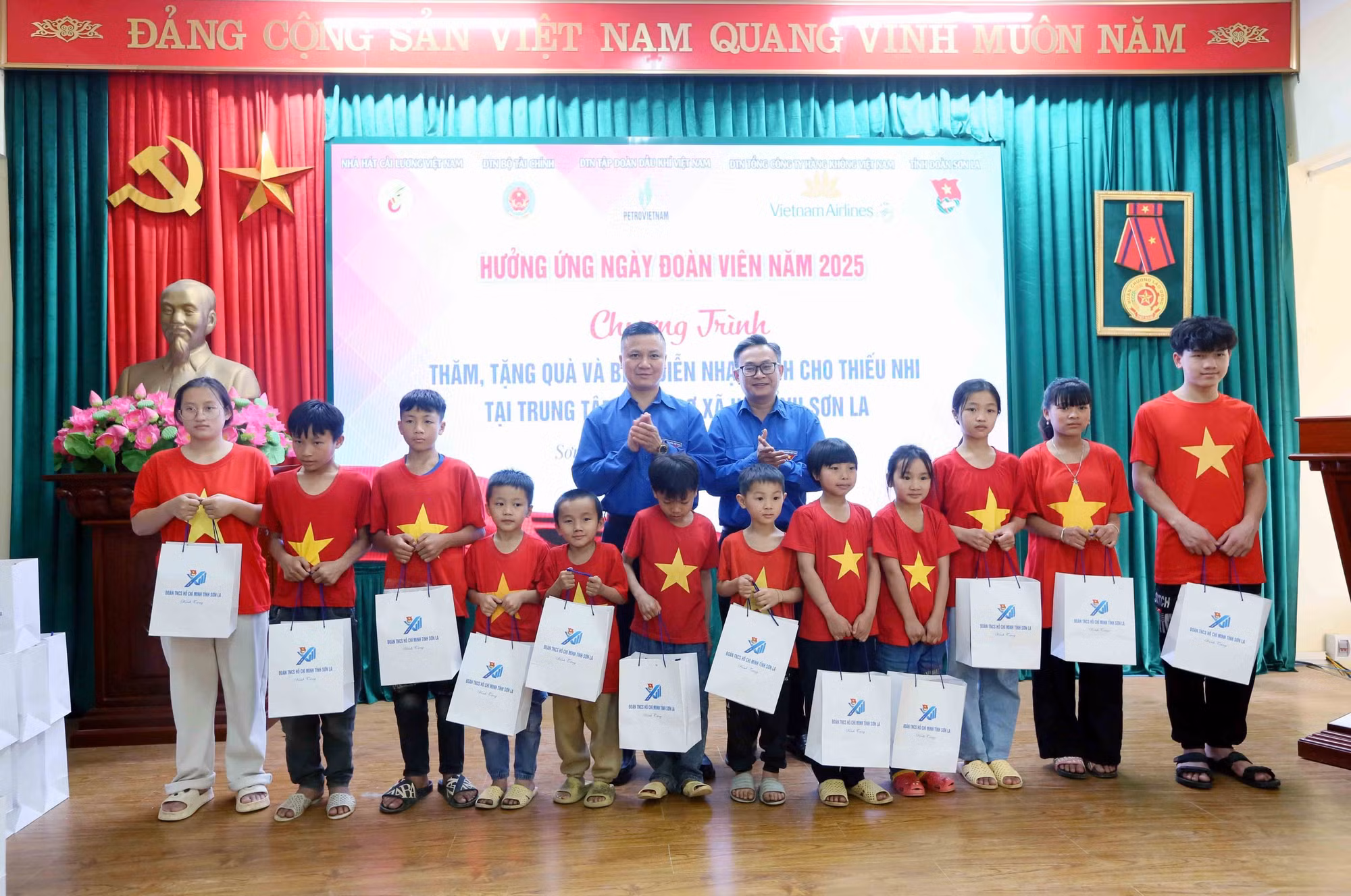 potal-tham-tang-qua-cho-thanh-thieu-nhi-tai-trung-tam-bao-tro-xa-hoi-tinh-son-la-7929138.jpg