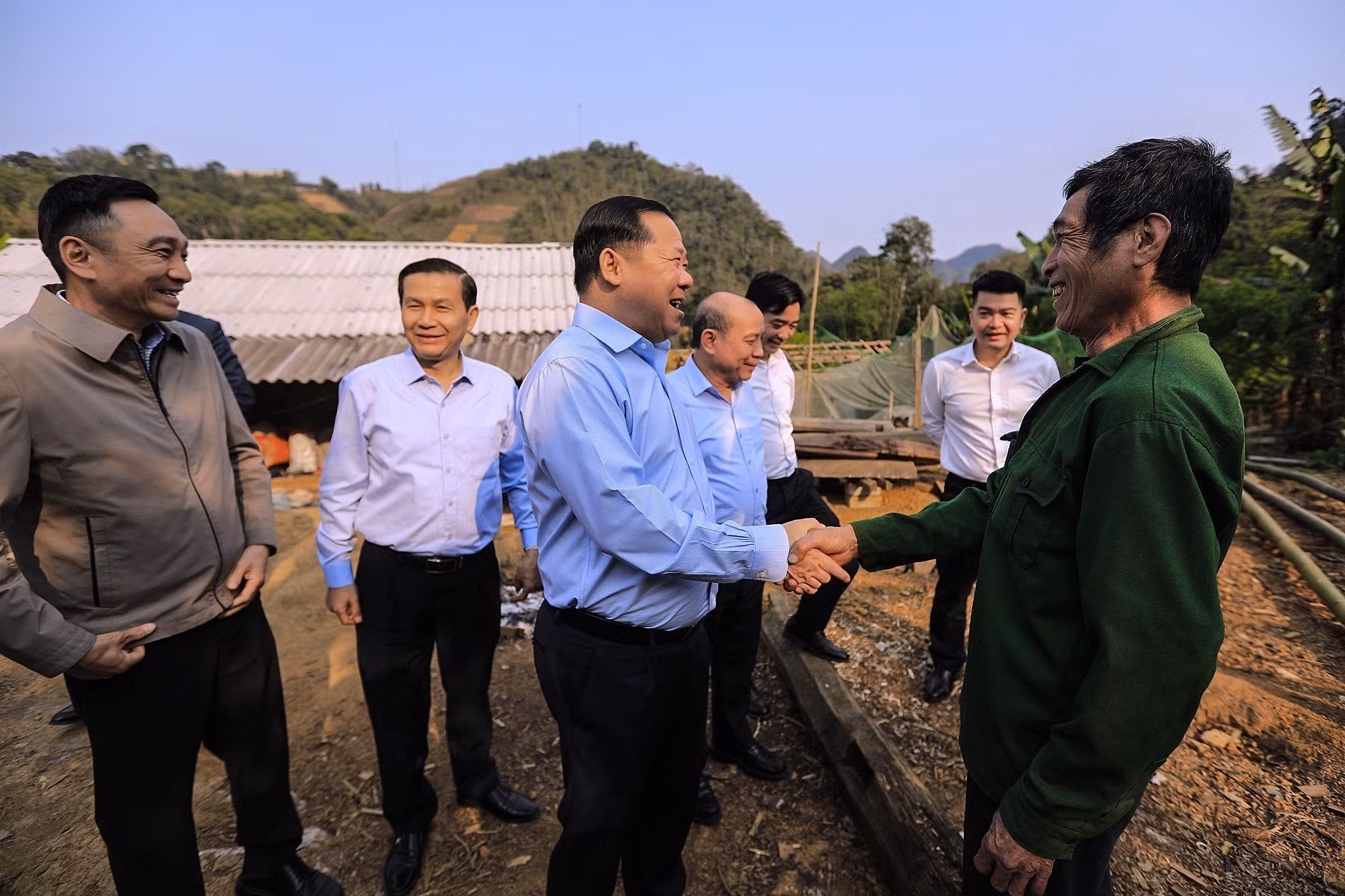 potal-hoa-binh-kiem-tra-tien-do-xoa-nha-tam-nha-dot-nat-va-du-an-khu-nong-nghiep-cong-nghe-cao-7924370.jpg