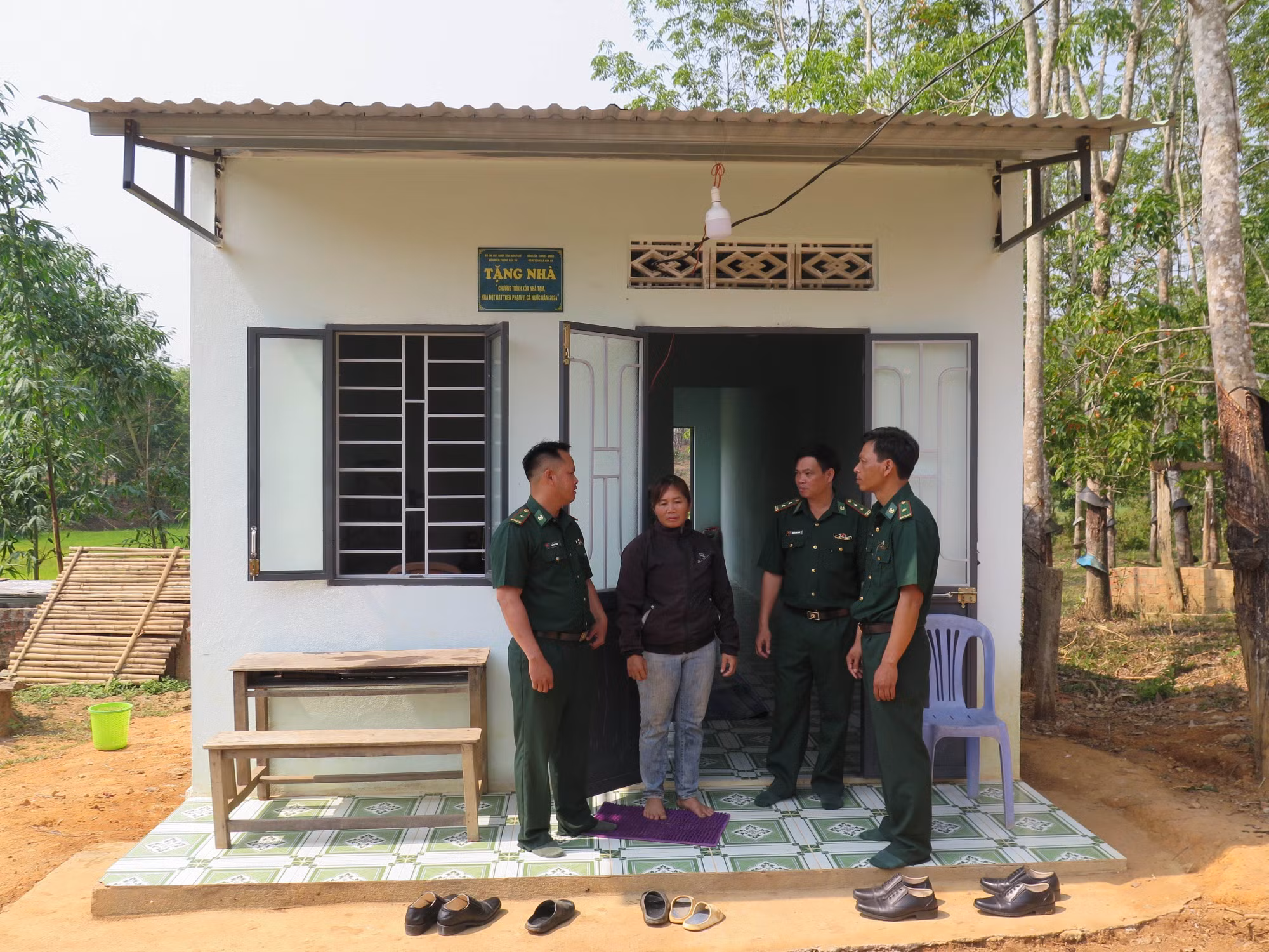 potal-bien-phong-tinh-kon-tum-chung-suc-xoa-nha-tam-nha-dot-nat-7972215.jpg