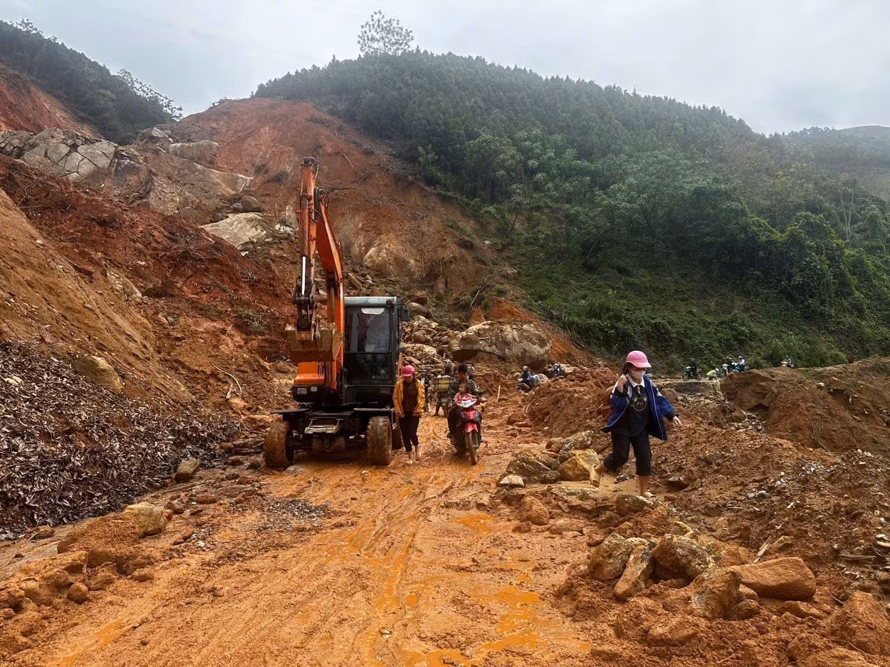 potal-khan-truong-khac-phuc-sat-lo-gay-chia-cat-giao-thong-tai-lao-cai-7969553.jpg