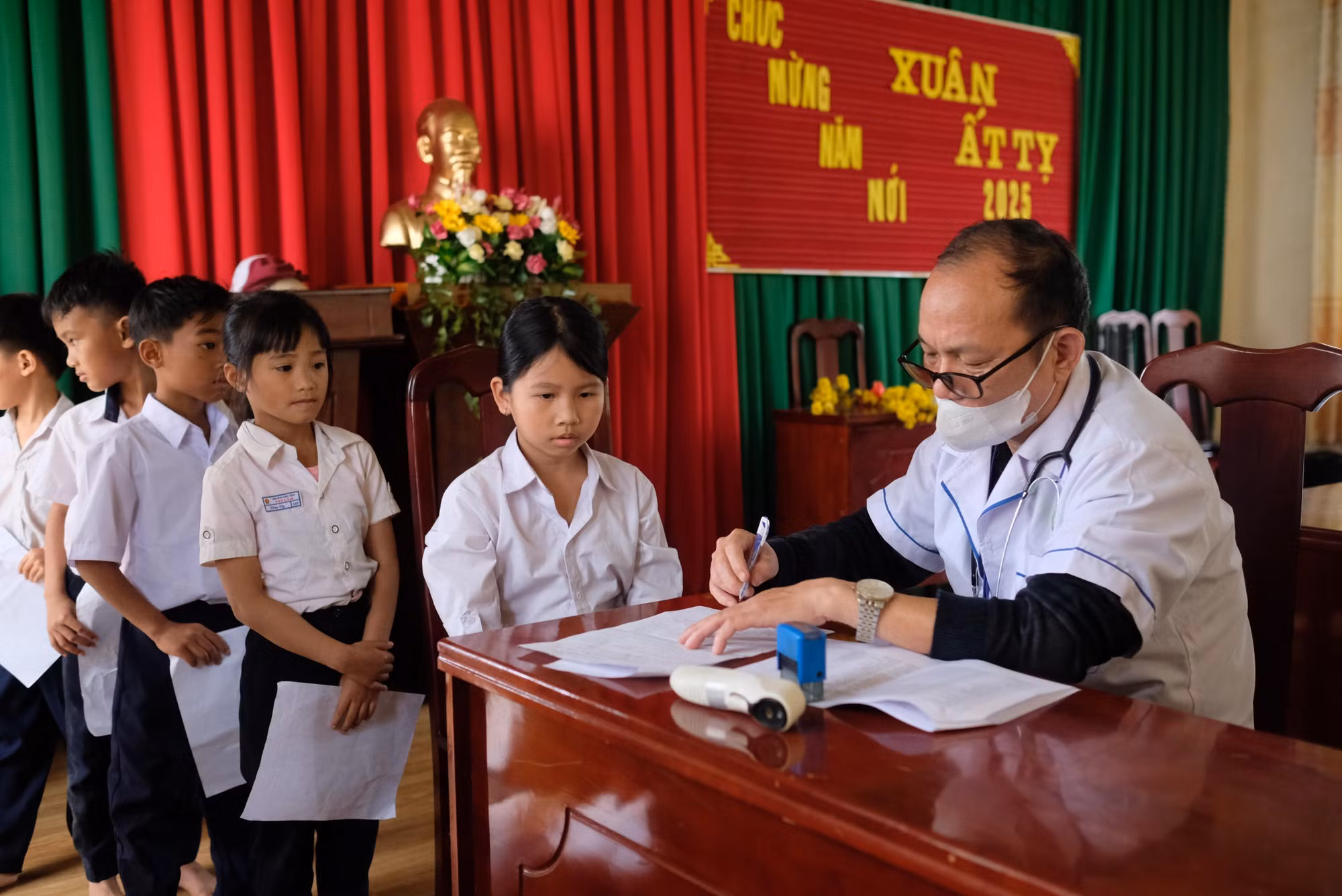 potal-70-nam-ngay-thay-thuoc-viet-nam-vi-luong-y-cua-buon-lang-kho-o-lam-dong-7875721.jpg