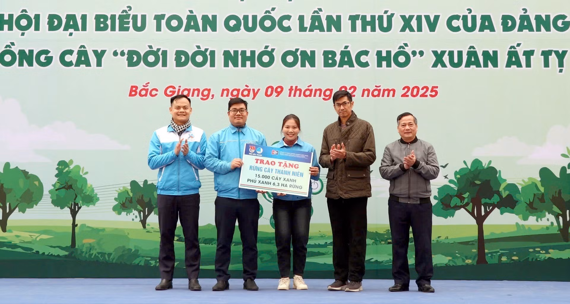 potal-trao-tang-cong-trinh-rung-cay-thanh-nien-phu-xanh-dat-trong-doi-troc-7847464.jpg