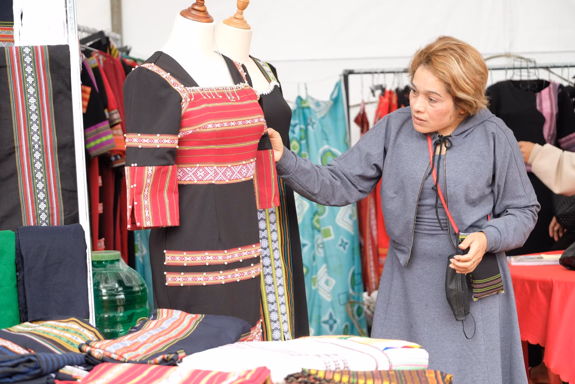 potal-bao-ton-trang-phuc-nguoi-kho-tren-manh-dat-di-linh-lam-dong-7837623.jpg