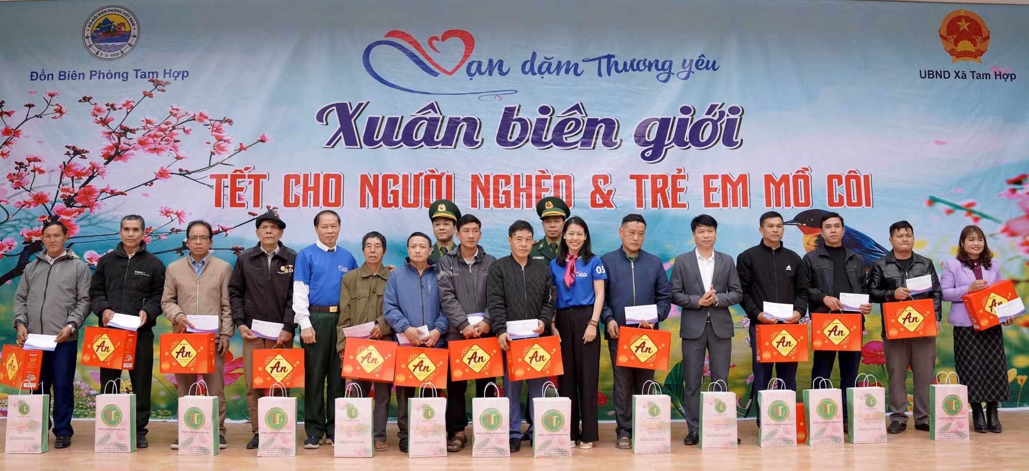 potal-trao-qua-tet-cho-nguoi-ngheo-tre-mo-coi-vung-bien-nghe-an-7825139.jpg