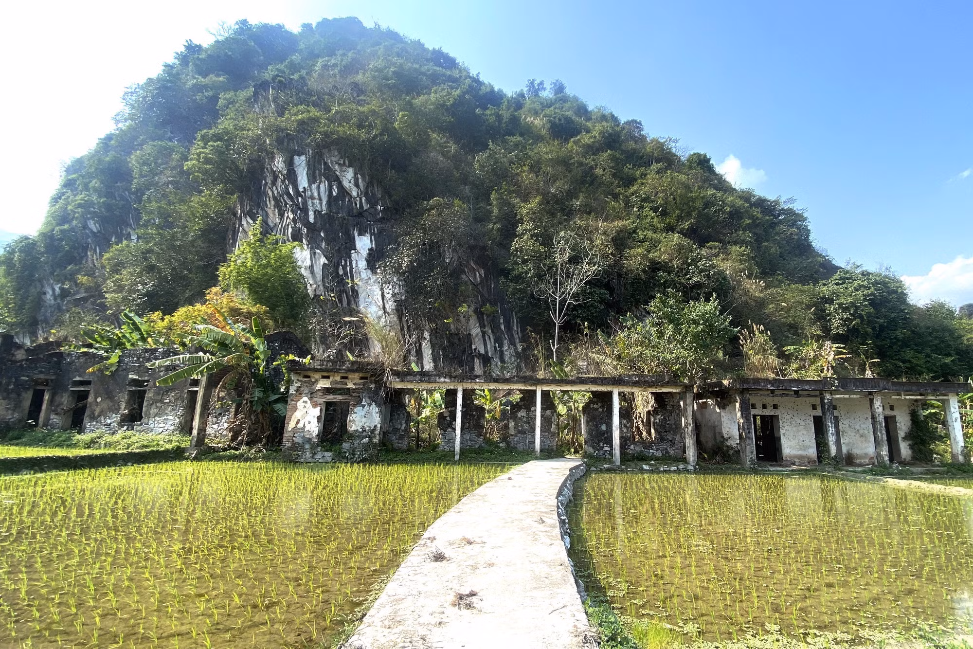 Địa điểm từng đặt trạm phẫu tiền phương ở Làng Pinh, xã Thanh Thủy (Vị Xuyên, Hà Giang), chứng tích của một thời khói lửa ở Mặt trận Vị Xuyên. Ảnh tư liệu TTXVN