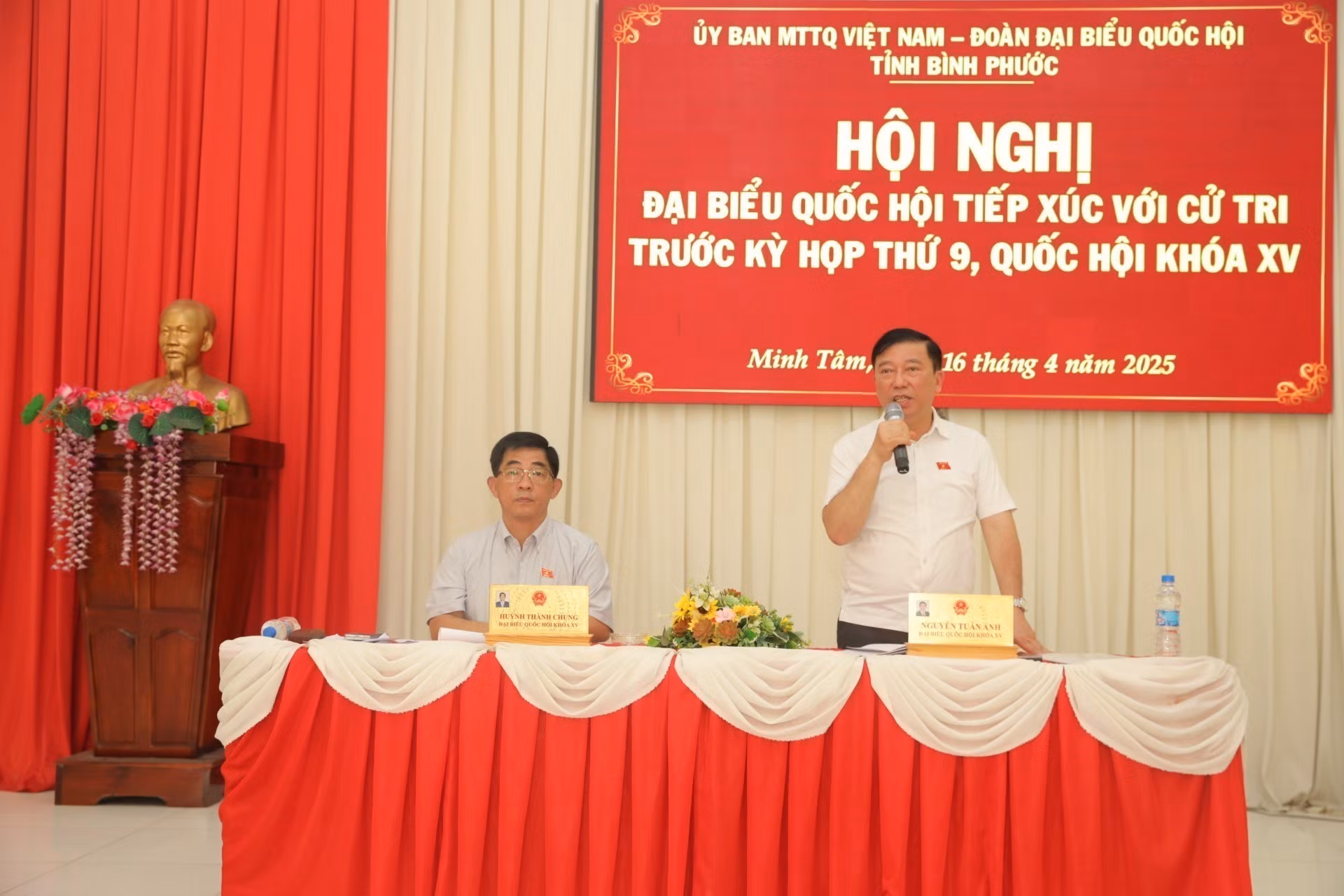 Đại biểu Quốc hội tỉnh Bình Phước Nguyễn Tuấn Anh chia sẻ với tâm tư, nguyện vọng và làm rõ thêm một số nội dung cử tri quan tâm. Ảnh: Đậu Tất Thành - TTXVN.