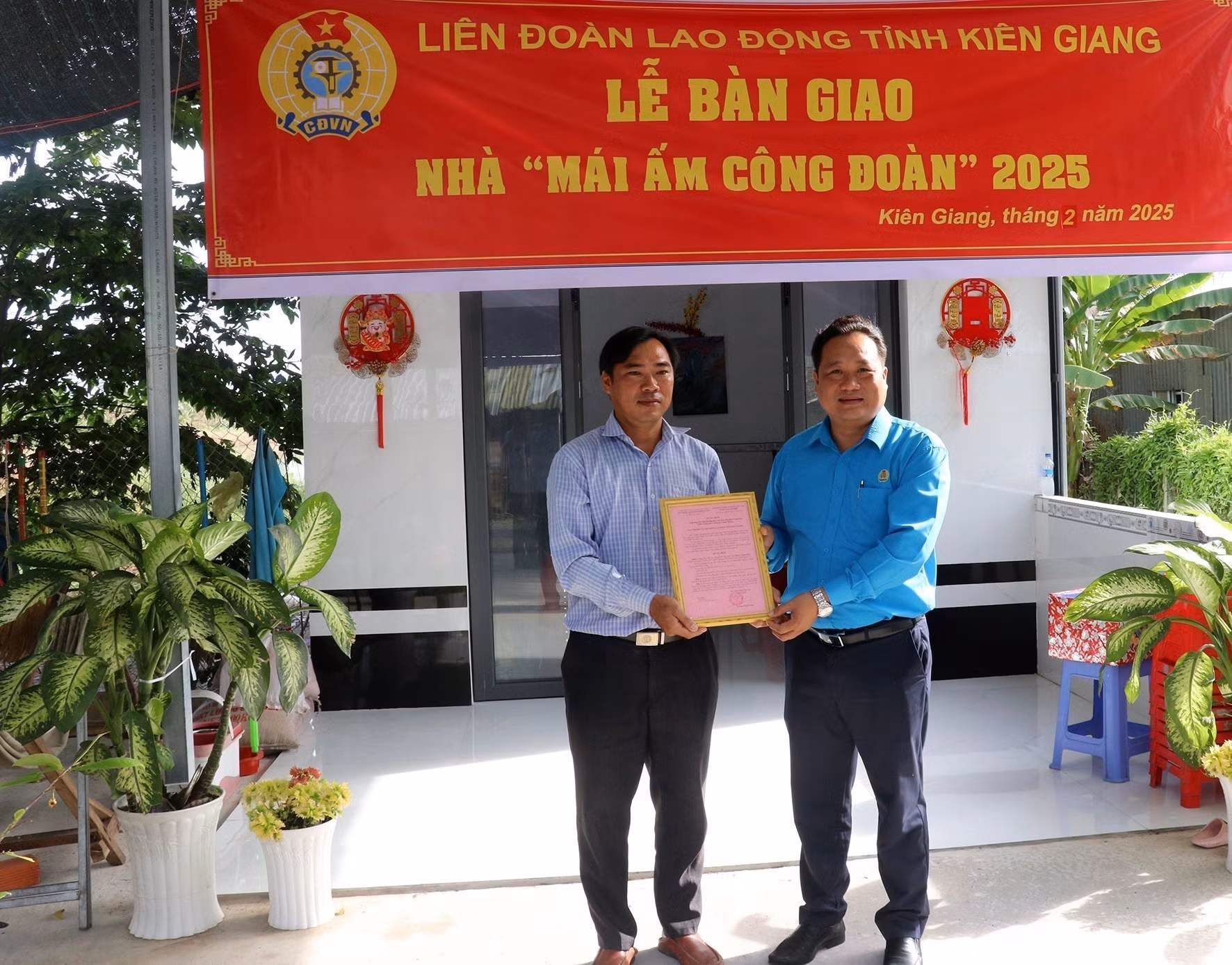 potal-kien-giang-trao-mai-am-cong-doan-cho-doan-vien-kho-khan-nganh-y-te-7875242.jpg