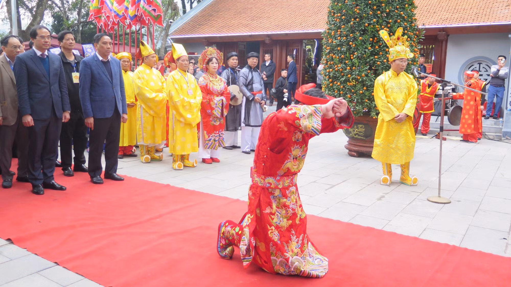 Lãnh đạo tỉnh Lào Cai và các đại biểu dâng hương tại Đền Thượng. Ảnh: Hương Thu - TTXVN