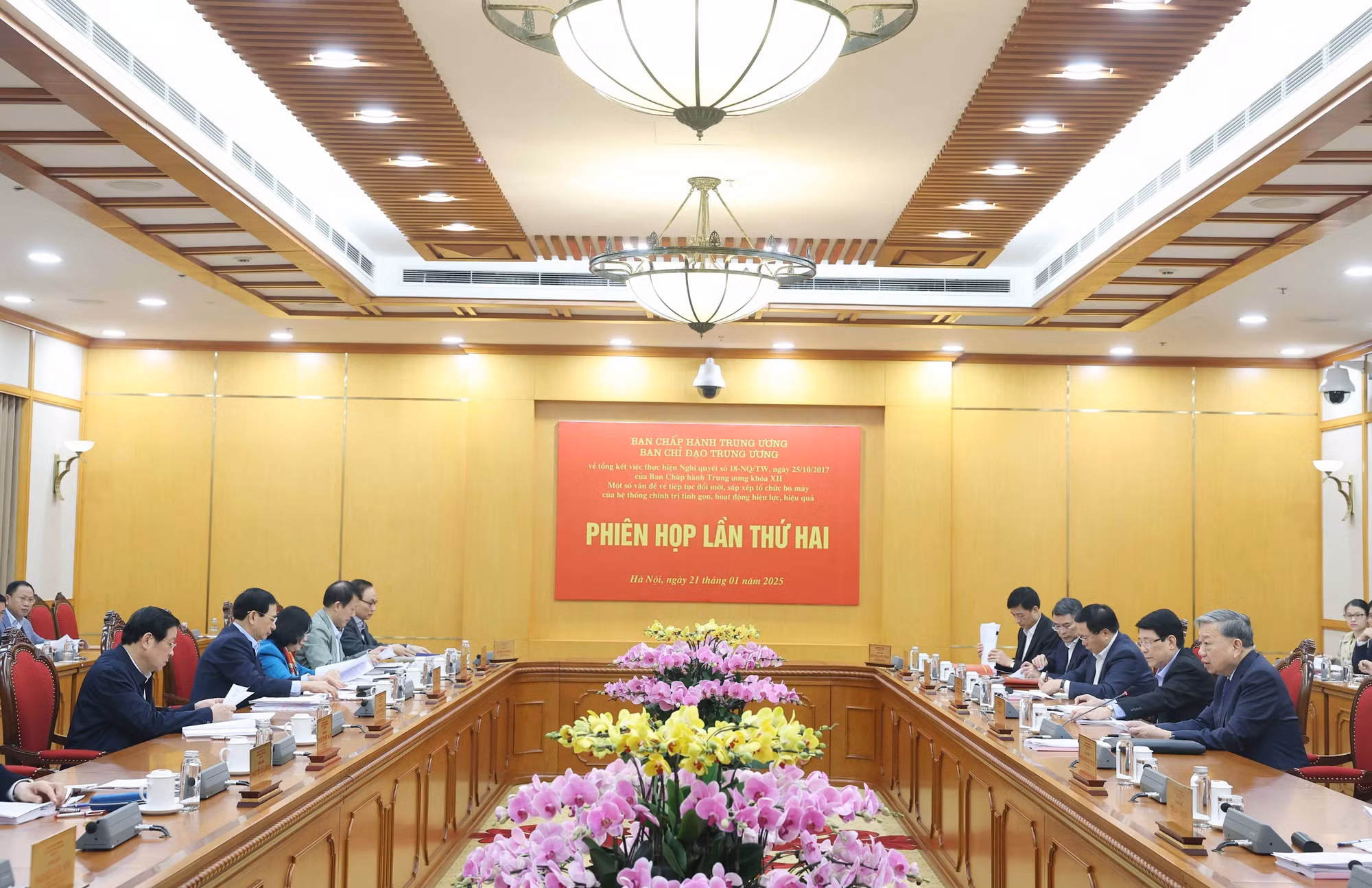 potal-tong-bi-thu-to-lam-chu-tri-phien-hop-lan-thu-hai-ve-tong-ket-viec-thuc-hien-nghi-quyet-so-18-nqtw-7819722.jpg