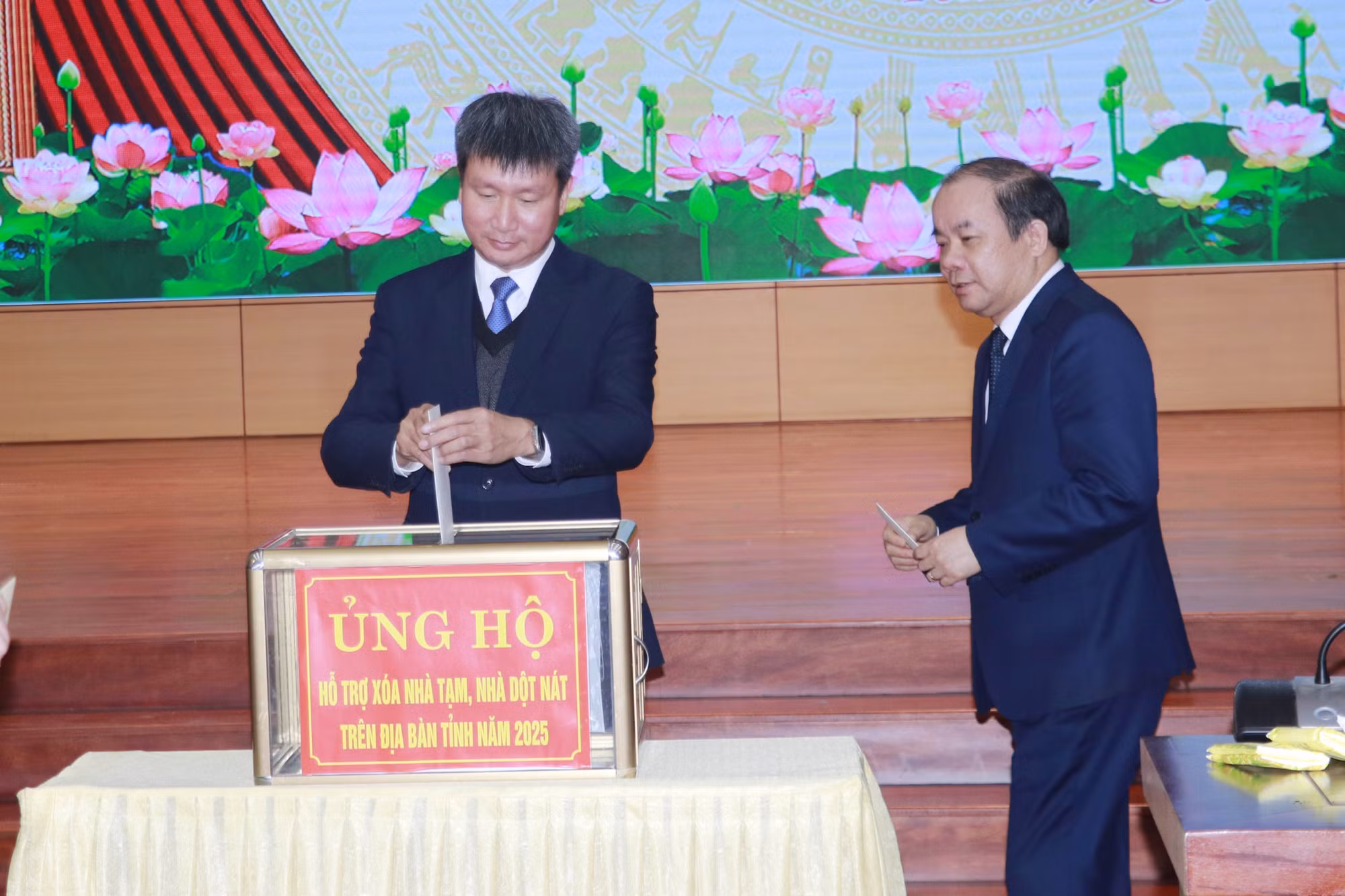 Bí thư Tỉnh ủy Yên Bái Trần Huy Tuấn ủng hộ xóa nhà tạm, nhà dột nát trên địa bàn tỉnh năm 2025. Ảnh: Đinh Thùy-TTXVN