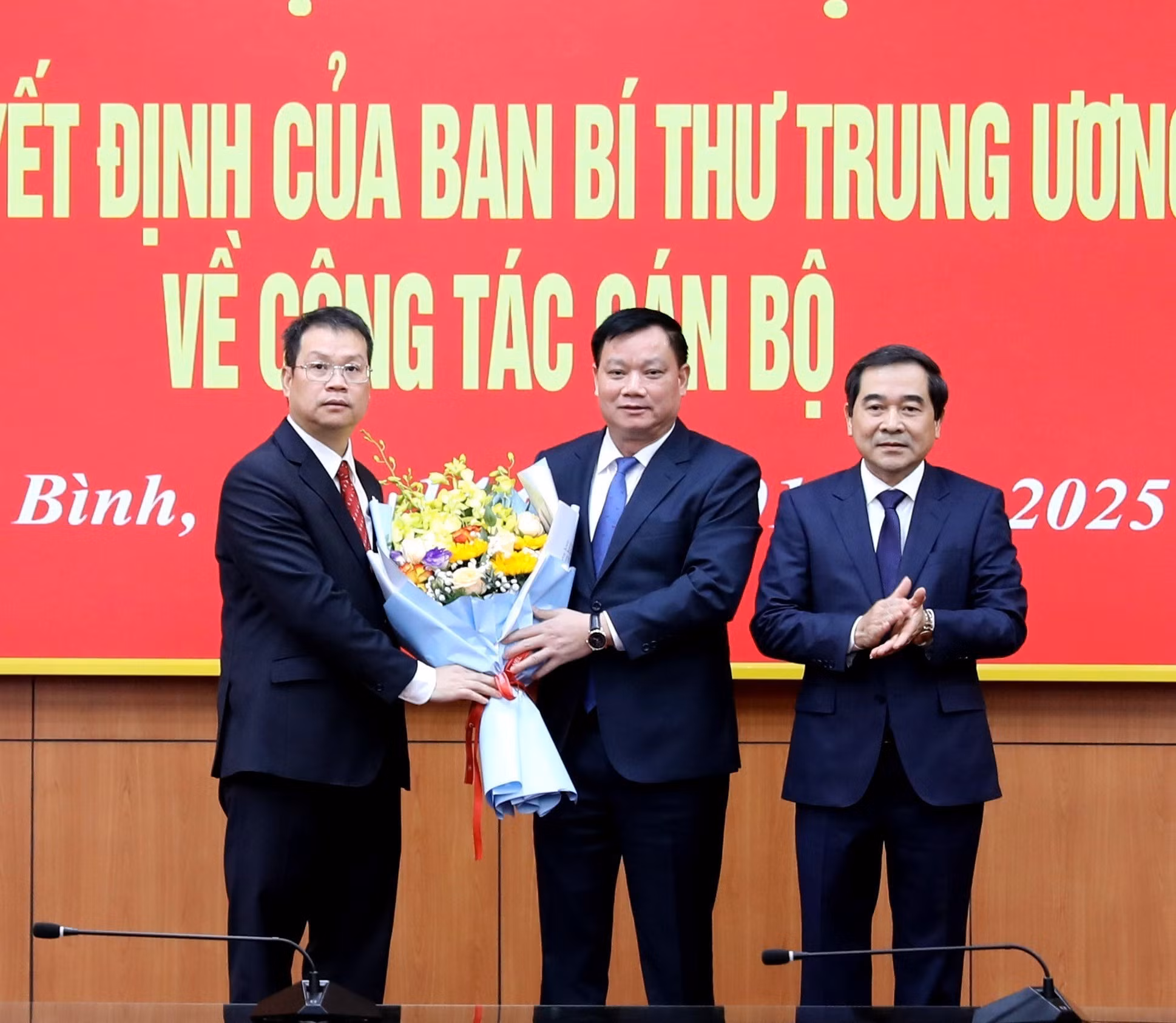 Lãnh đạo tỉnh Thái Bình tặng hoa chúc mừng tân Phó Bí thư Tỉnh ủy Thái Bình Nguyễn Mạnh Hùng. Ảnh: Thế Duyệt - TTXVN