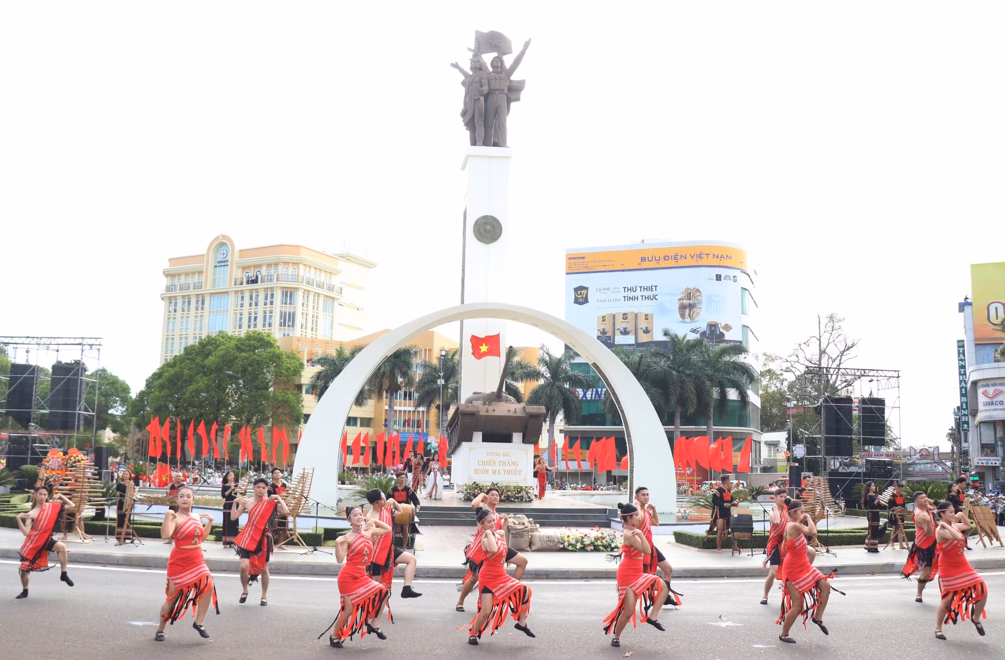 Tiết mục biểu diễn kết hợp giữa truyền thống và hiện đại. Ảnh: Tuấn Anh – TTXVN
