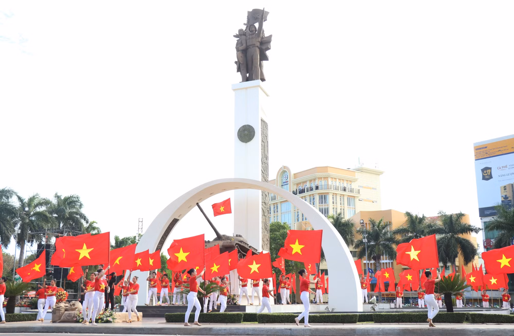 Cờ đỏ sao vàng tung bay phất phới trong tiết mục biểu diễn của Lễ hội đường phố. Ảnh: Tuấn Anh – TTXVN