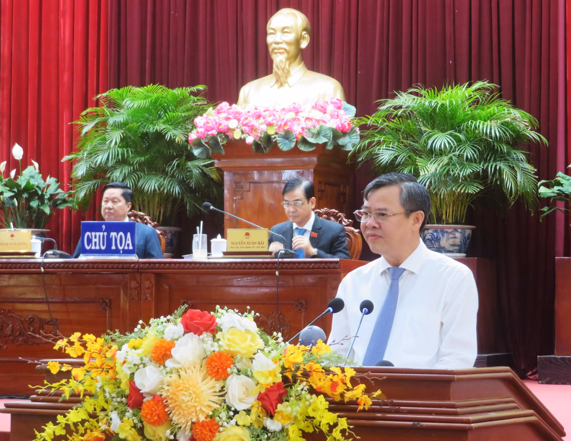 Ông Trương Cảnh Tuyên, tân Chủ tịch UBND thành phố Cần Thơ nhiệm kỳ 2021-2026, phát biểu nhận nhiệm vụ. Ảnh: Ánh Tuyết - TTXVN