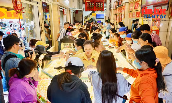 Giá vàng sáng 2/10 liên tục đảo chiều, khoảng cách cao khó kiếm lời