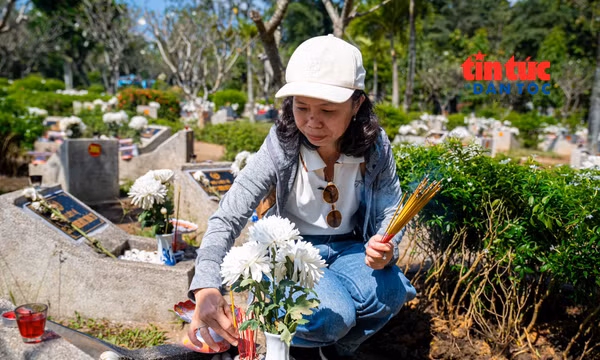 Người dân thành kính dâng hương tưởng nhớ liệt sĩ tại TP Hồ Chí Minh