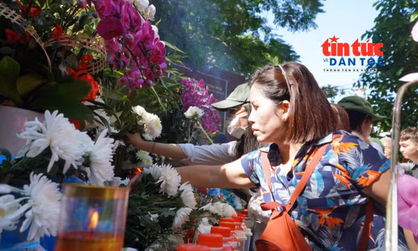 Đoàn xe đi ngang qua, người dân cũng tranh thủ gửi những bông hoa cúc trắng.