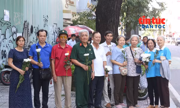 Người dân cầm hoa cúc trắng tiễn 731 liệt sĩ về nơi an nghỉ