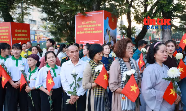 Xúc động những nhành cúc trắng tiễn biệt liệt sĩ tại Công viên Lê Thị Riêng 