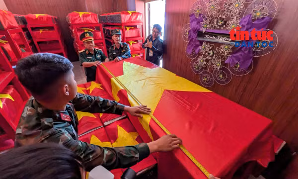 Các lực lượng tham gia tổng duyệt chương trình sáng 12/10 tại Công viên Lê Thị Riêng.